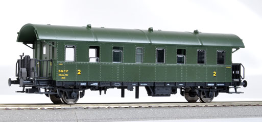 Voiture voyageurs  2nde classe  17811  type bo�te � tonnerre - 