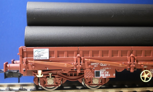 Wagon plat � bogies  charg� de tubes - 