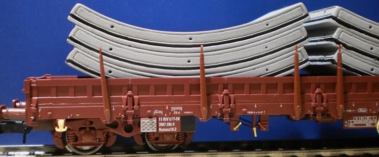 Wagon plat Remms charg� de voussoirs  - 