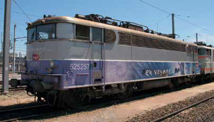 Locomotive électrique BB 525257R en voyage logo actuel - Roco-sncf