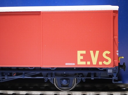 Coffret de 3 wagons EVS ( 2 rouges, 1 blanc )   parois planes  ep IV - 